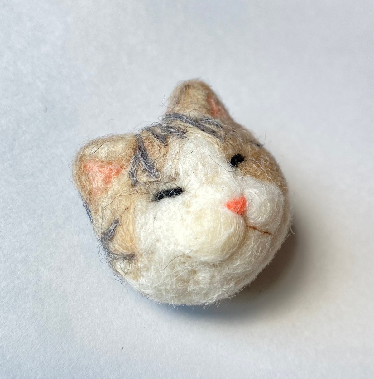 羊毛の猫ちゃんブローチ【ベージュ白トラ】 | ねこの森雑貨店