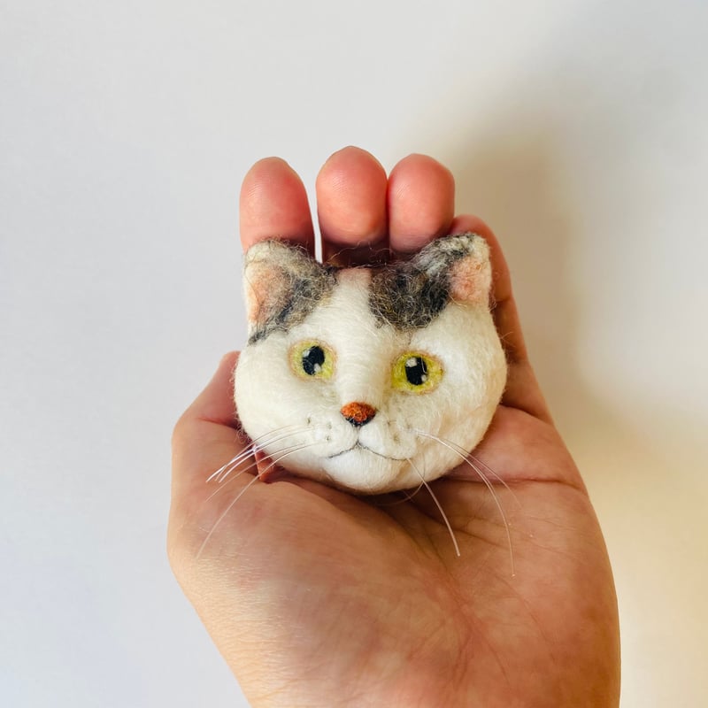 SALE中！］リアルめ猫さんのちょっと大きめブローチ。【キジ白