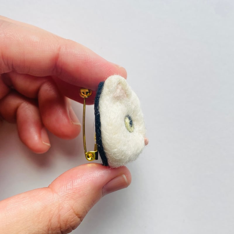 キョロ目ちゃん】羊毛フェルトの猫ちゃんブローチ | ねこの森雑貨店