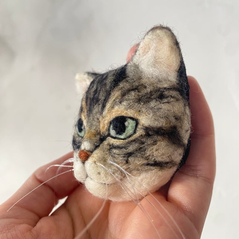 羊毛フェルト ブローチ リアル 猫 キジ白 羊毛フェルト バスケット風