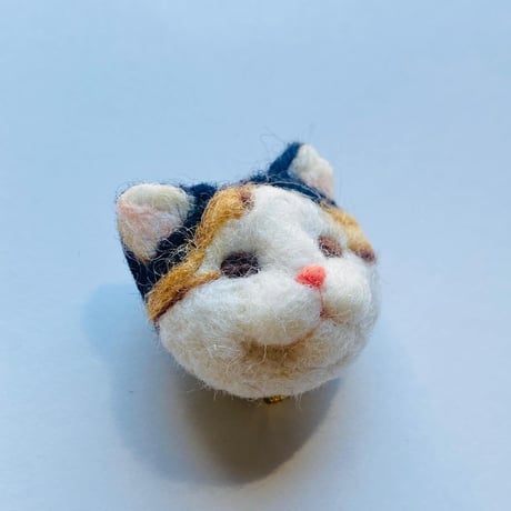 羊毛の猫ちゃんブローチ【三毛ミックス】