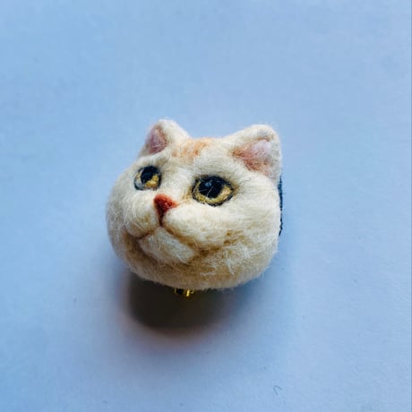 羊毛の猫ちゃんブローチ【クリーム】