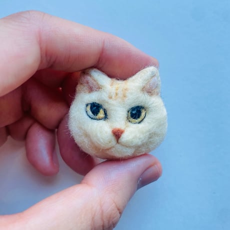 羊毛の猫ちゃんブローチ【クリーム】