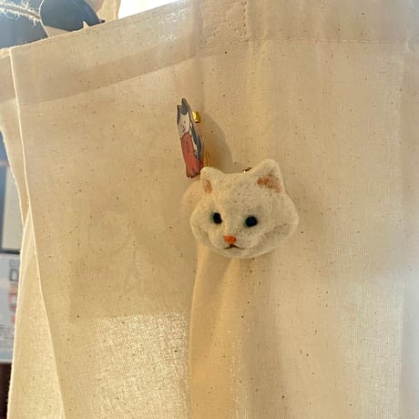 【長毛白さん】羊毛の猫ちゃんブローチ