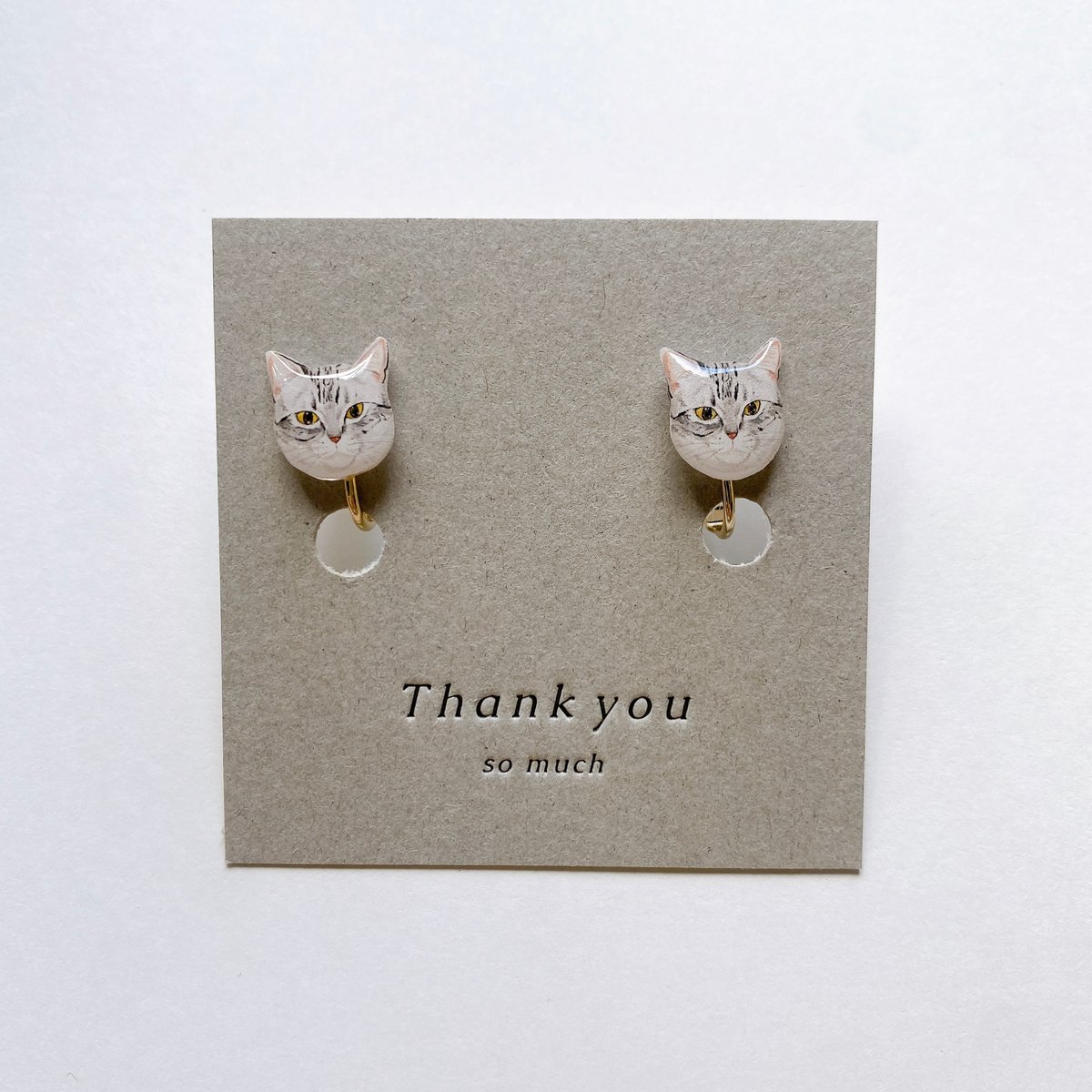 104 すましたネコさんのアシメハンドメイドアクセサリー ピアスor