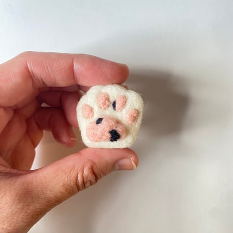 【ぶち】羊毛の肉球マグネット