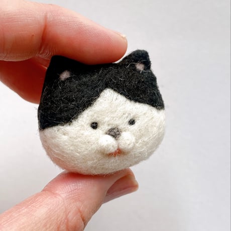 ねこの森雑貨店のねこちゃんブローチ 【はちわれ】