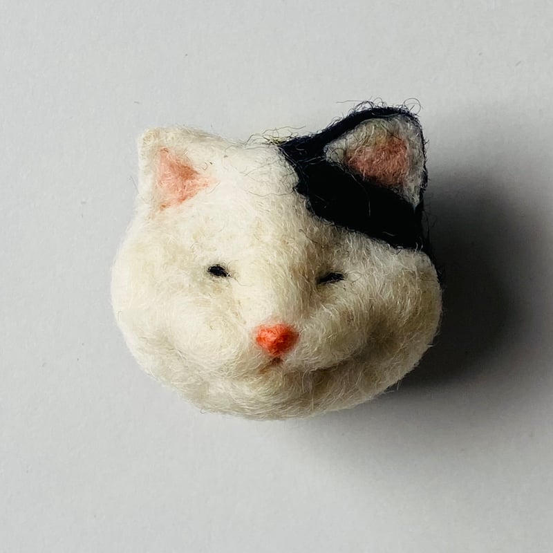かわいいブチちゃん】羊毛の猫ちゃんブローチ | ねこの森雑貨店