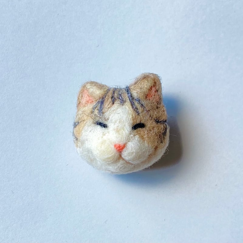 猫ちゃん　ブローチ 羊毛の猫ちゃんブローチ【ベージュ白トラ】 | ねこの森雑貨店