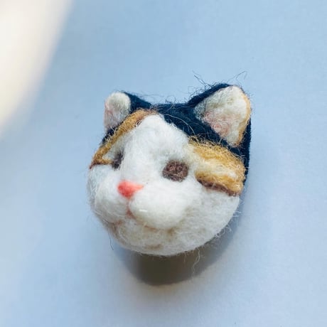 羊毛の猫ちゃんブローチ【三毛ミックス】