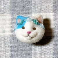 ビーズの花冠ねこちゃんブローチ(ブルー)
