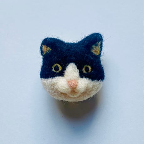 【ハチ】羊毛の猫ちゃんブローチ