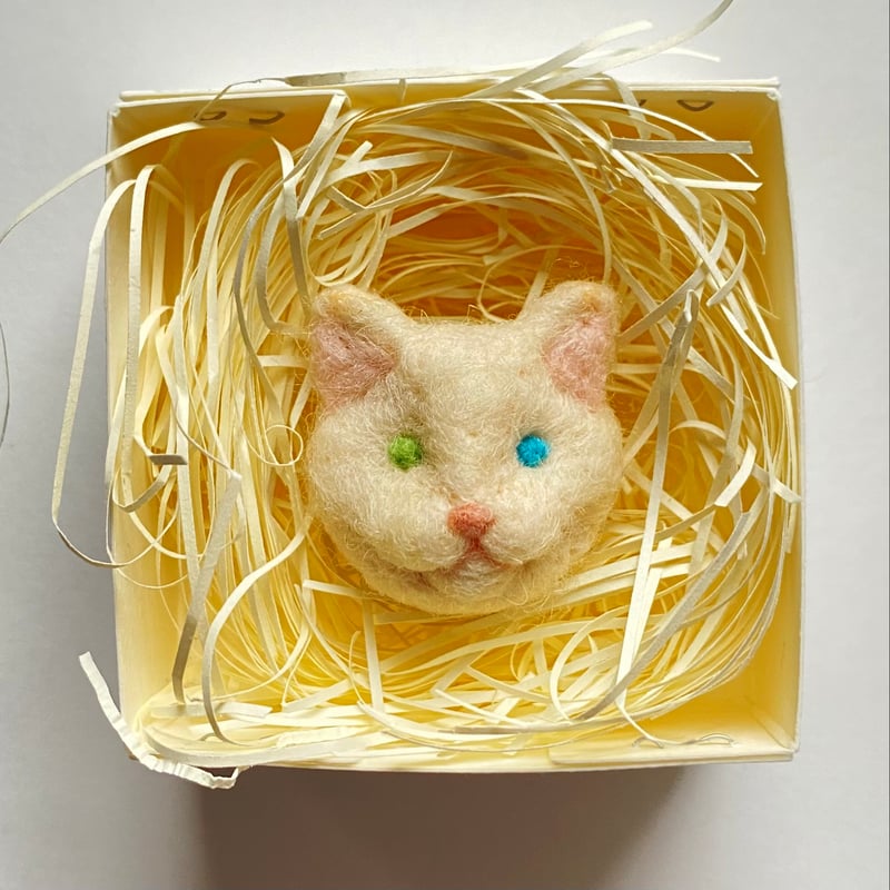 羊毛フェルト　　猫(オッドアイ) 猫がいる風景🐈 ＊ 白猫さん まんまる瞳のオッドアイです