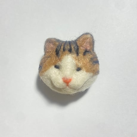 【おすまし】羊毛の猫ちゃんブローチ