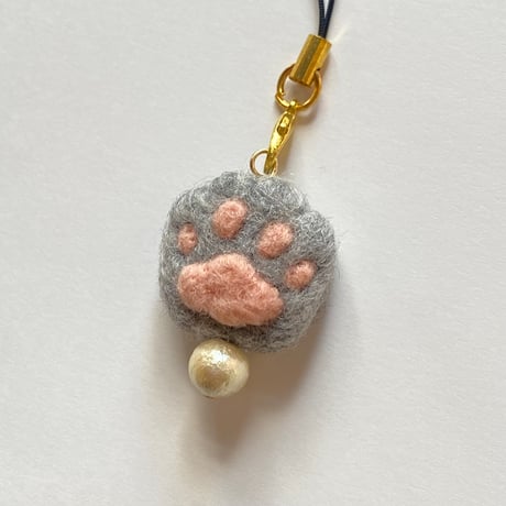 【うすグレー】羊毛の小さな肉球ストラップ