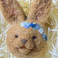 花かんむりうさぎさんのブローチ(キャメル・ブルーお花)