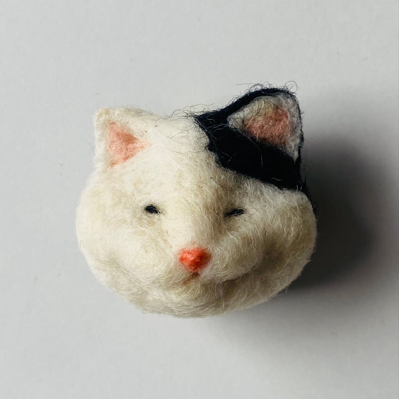 かわいいブチちゃん】羊毛の猫ちゃんブローチ | ねこの森雑貨店