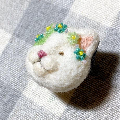 ビーズの花冠ねこちゃんブローチ(グリーン)