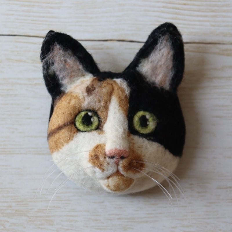 リアルめ猫さんのちょっと大きめブローチ。【三毛猫さん】 | ねこの森  