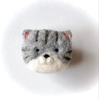ねこの森雑貨店のねこちゃんブローチ 【サバ白】