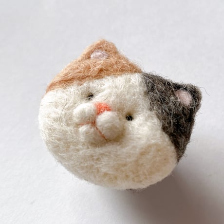 ねこの森雑貨店のねこちゃんブローチ 【パステル三毛】