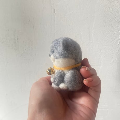 羊毛フェルト手のひら猫マスコット(グレー白)