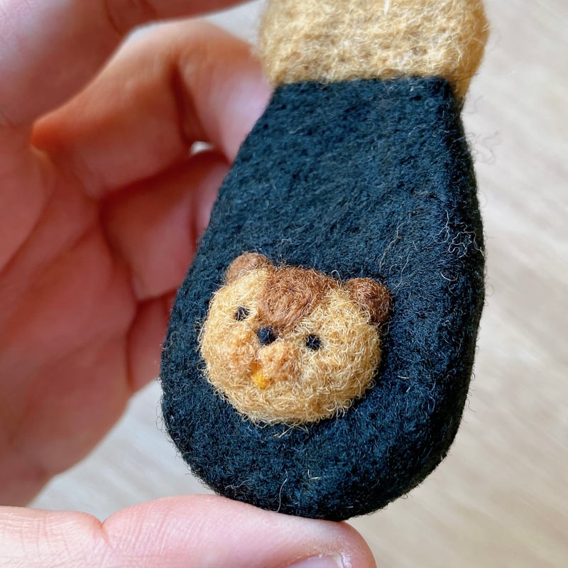 ビーバーくんの尻尾にビーバーくんのブローチ | ねこの森雑貨店