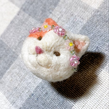 ビーズの花冠ねこちゃんブローチ(桃ピンク)