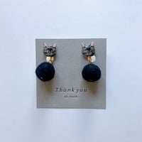 黒猫さんのまあるい羊毛が揺れるイヤリング