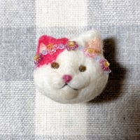 ビーズの花冠ねこちゃんブローチ(濃ピンク)