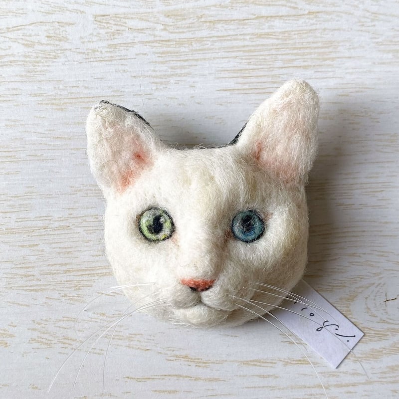 リアルめ猫さんのちょっと大きめブローチ。【白猫オッドアイさん