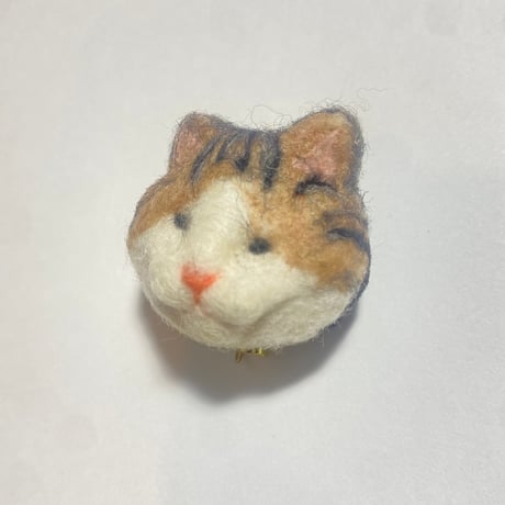 【おすまし】羊毛の猫ちゃんブローチ