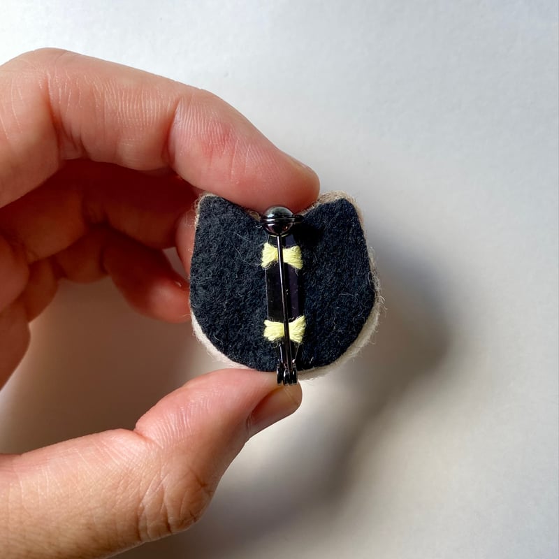 羊毛の猫ちゃんブローチ【ベージュ白トラ】 | ねこの森雑貨店