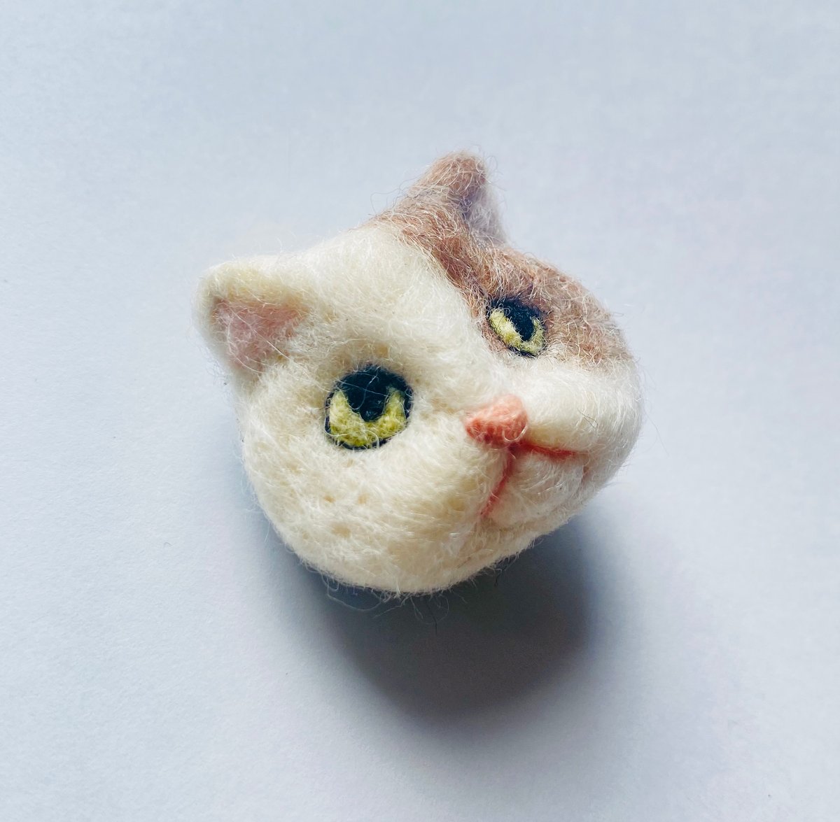 ＊羊毛フェルト＊ねこ＊ブローチ キョロ目ちゃん】羊毛フェルトの猫ちゃんブローチ | ねこの森雑貨店