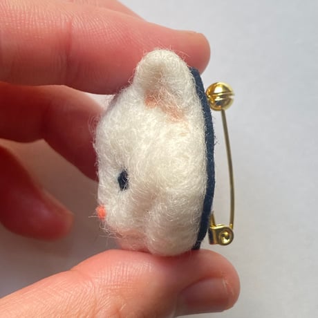 【長毛白さん】羊毛の猫ちゃんブローチ