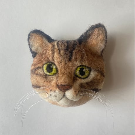 ［SALE中！］リアルめ猫さんのちょっと大きめブローチ。【甘えん坊キジトラ猫さん】