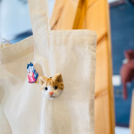 羊毛の猫ちゃんブローチ【茶白トラ猫】