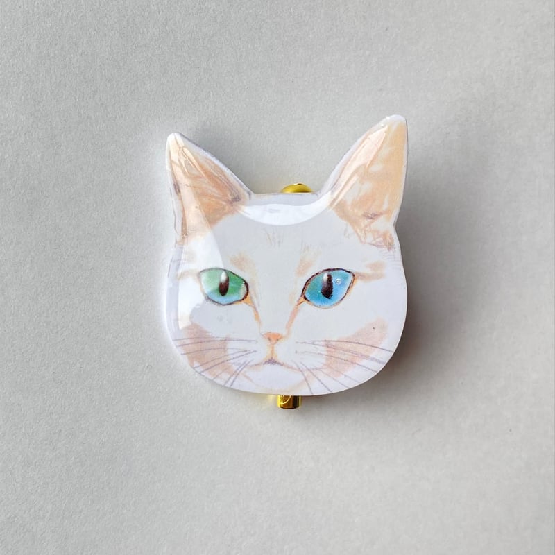 プラ板白猫さんのブローチ | ねこの森雑貨店