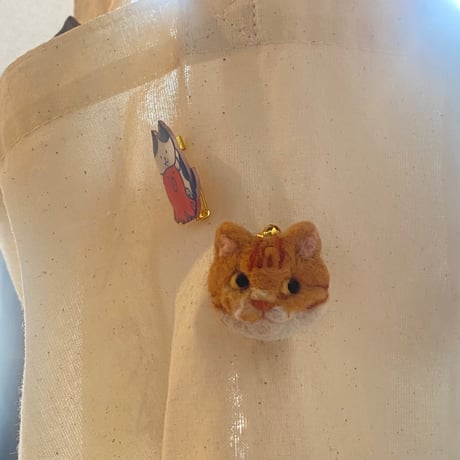 【サーモン】羊毛の猫ちゃんブローチ