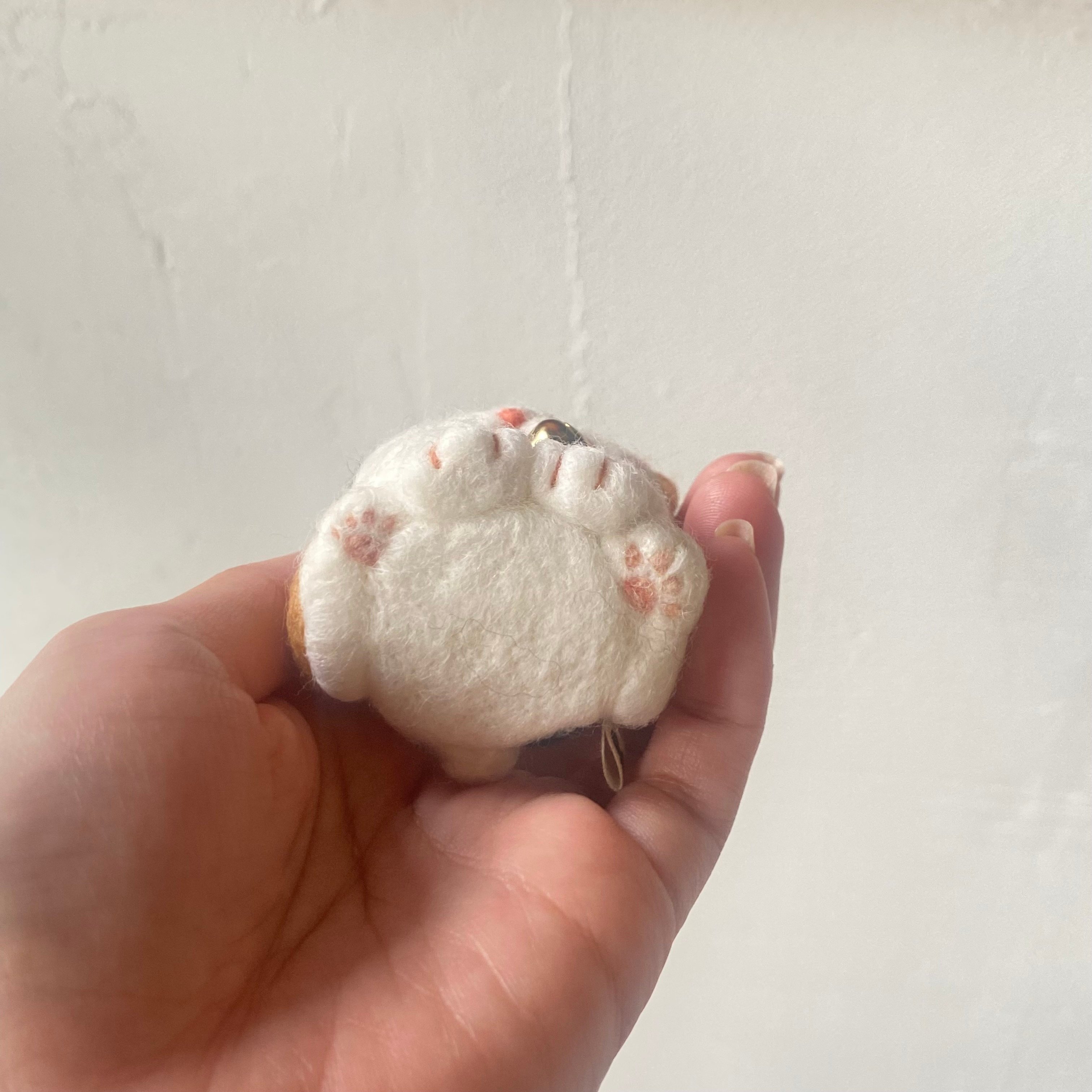 羊毛フェルト手のひら猫マスコット(ミケ) | ねこの森雑貨店