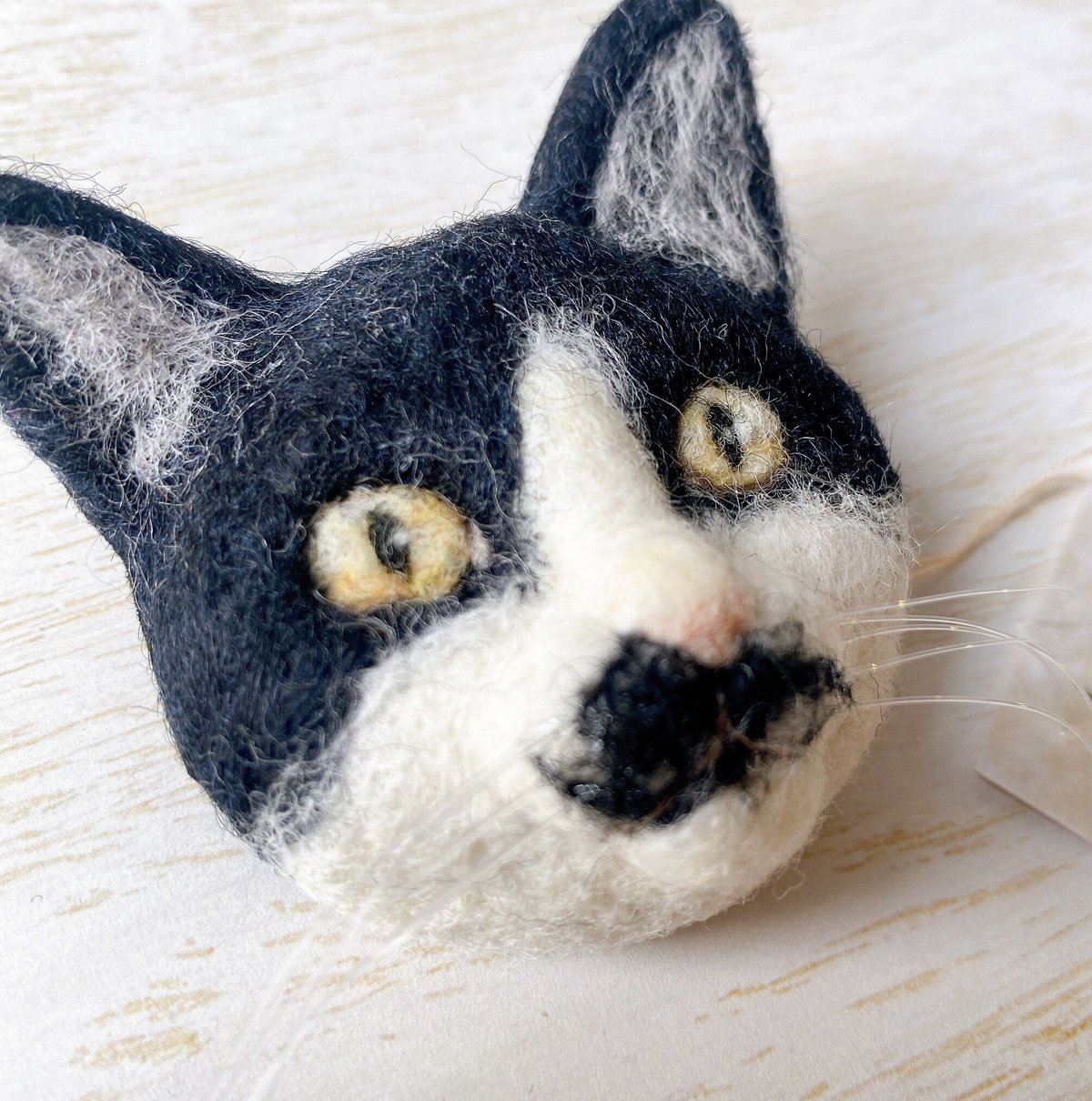 リアルめ猫さんのちょっと大きめブローチ。【ハチワレちょび髭ぶち猫