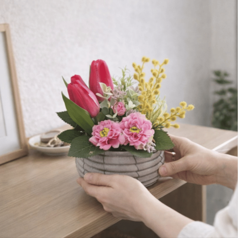 ミモザとチューリップのバスケットアレンジ | MAPLE FLOWER＆COFFEE