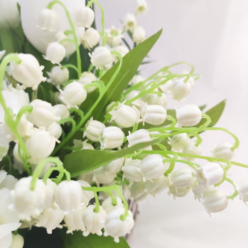 すずらんとチューリップのバスケットアレンジ | MAPLE FLOWER＆COFFEE