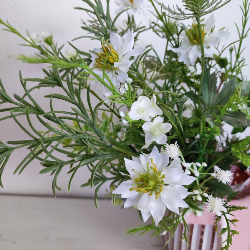 花瓶付き】ハーブとホワイトスカビオサのナチュラルブーケ | MAPLE