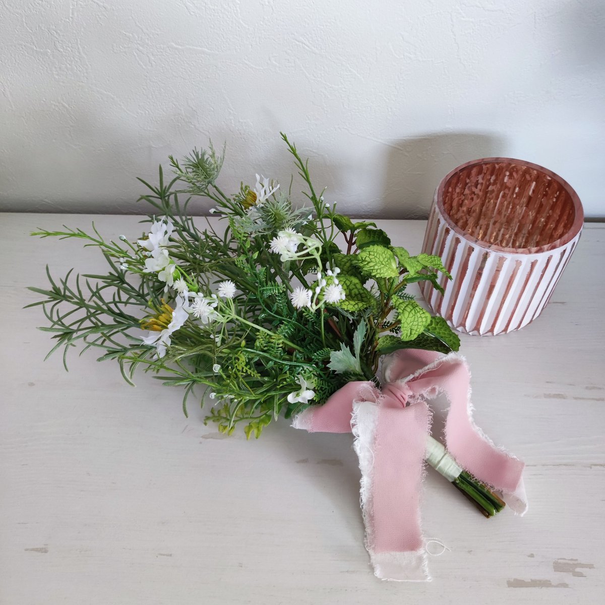 花瓶付き】ハーブとホワイトスカビオサのナチュラルブーケ | MAPLE