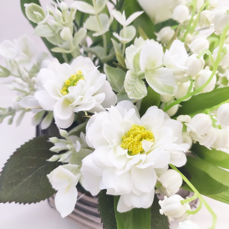 すずらんとチューリップのバスケットアレンジ | MAPLE