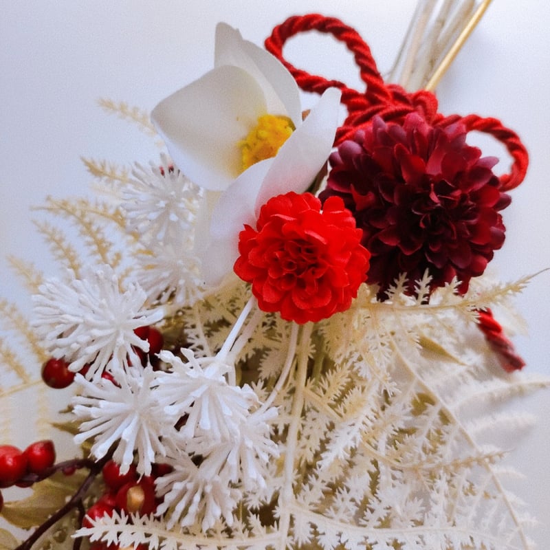 白樺の曲線と綿花や深紅の山帰来を添えた 和モダンな スワッグ ドライ