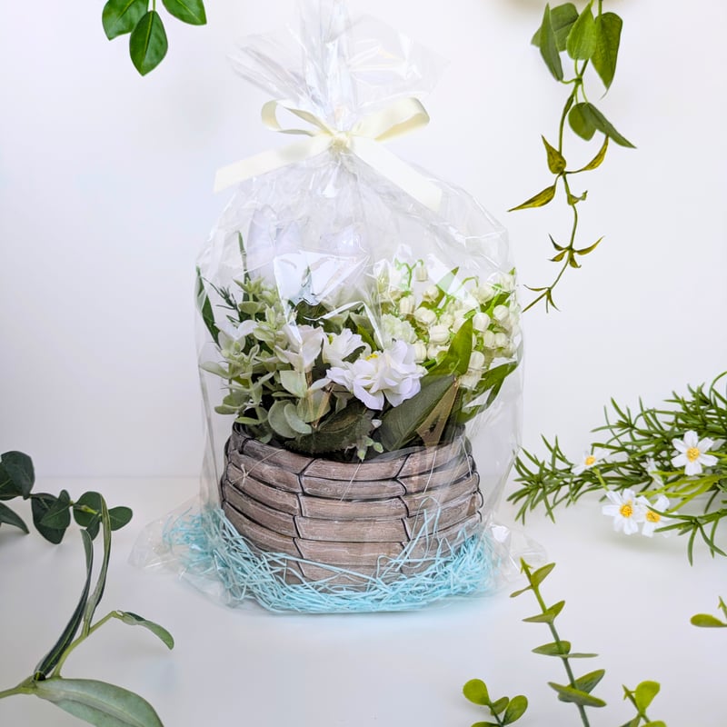 すずらんとチューリップのバスケットアレンジ | MAPLE FLOWER＆COFFEE