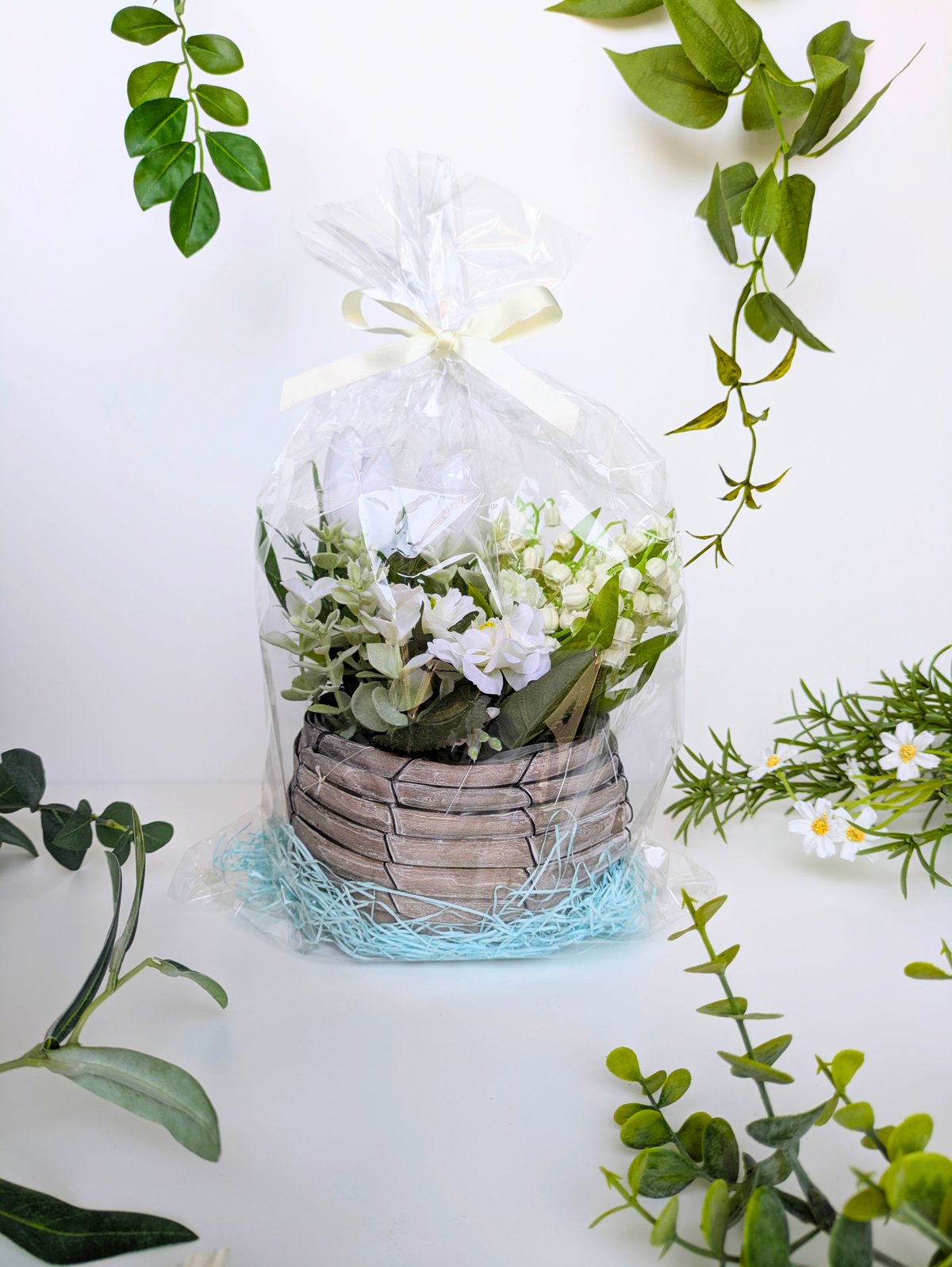 バスケットアレンジ すずらんとチューリップのバスケットアレンジ | MAPLE