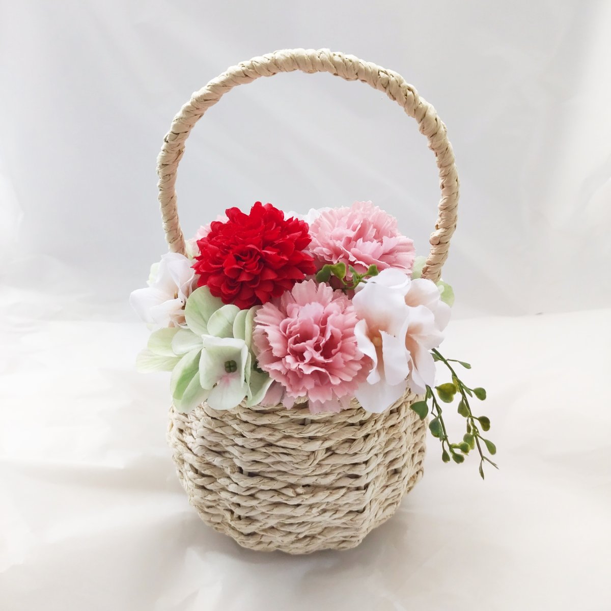 カーネーションとあじさいのふんわりバスケットアレンジ | MAPLE